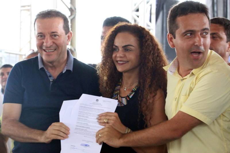 Rio Maria estava já estava em festa pelos 36 anos de emancipação política, comemorados em 13 de maio. Na feira coberta, espaço para grandes eventos, havia palco, praça de alimentação e espaços de entretenimento, e também para a cerimônia de assinatura de convênios (foto) entre o Governo do Pará e a Prefeitura.
FOTO: ANTONIO MACEDO / DIVULGAÇÃO
DATA: 12.05.2018
RIO MARIA - PARÁ <div class='credito_fotos'>Foto: ANTONIO MACEDO / DIVULGAÇÃO | <a href='/midias/2018/originais/2db66a0e-f0e1-4642-8ad2-8c81c4bcc44f.jpg' download><i class='fa-solid fa-download'></i> Download</a></div>