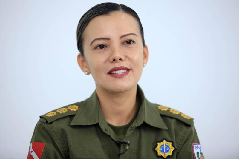 “Ser mulher é o primeiro desafio”. É assim que Erika Pereira (foto), a primeira mulher à frente do Comando de Policiamento da Capital II, descreve a sensação de fazer parte de uma corporação predominantemente formada por homens. A coronel é uma das cerca de 1.600 mulheres que atuam hoje na Polícia Militar (PM). Aos 41 anos, depois de 24 deles na PM, ela não se sente sozinha nessa missão e na ambição de ocupar cargos de liderança. 

FOTO: MÁCIO FERREIRA / AG. PARÁ
DATA: 27.05.2018
BELÉM - PARÁ <div class='credito_fotos'>Foto: MÁCIO FERREIRA/ AG. PARÁ   |   <a href='/midias/2018/originais/2dbddde2-9ee1-4332-8d24-0d9412b95b64.jpg' download><i class='fa-solid fa-download'></i> Download</a></div>