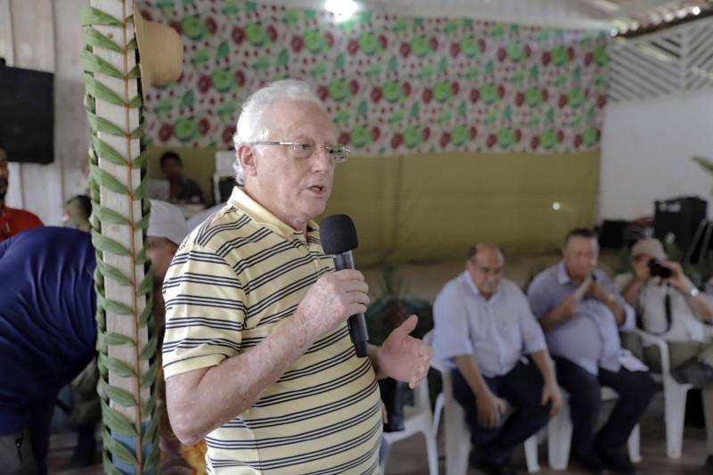 O título coletivo ratifica que 225 mil hectares de terra pertencem às 145 famílias remanescentes de quilombos que vivem em Cachoeira Porteira. A titulação ocorreu pela desafetação de parte das florestas estaduais (flotas) de Trombetas e Faro, aprovada pela Assembleia Legislativa do Pará e decretada pelo governador Simão Jatene. O presidente do Instituto de Terras do Pará (Iterpa), Daniel Lopes (foto), disse que a regularização de territórios quilombolas e extrativistas continuam sendo uma das prioridades do instituto.
FOTO: MÁRCIO NAGANO / SECOM
DATA: 03.03.2018
ORIXIMINÁ - PARÁ <div class='credito_fotos'>Foto: MÁRCIO NAGANO / SECOM | <a href='/midias/2018/originais/2dca9a2d-ba86-4555-a94a-bc65e0434f9c.jpg' download><i class='fa-solid fa-download'></i> Download</a></div>