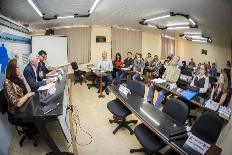 Dedicação exclusiva aos estudos e prática recorrente de exercícios renderam ao estudante Rafael Barata a medalha "Fernando Guilhon", horaria concedida ao candidato com a maior pontuação no processo seletivo da Uepa. A medalha foi entregue pelo reitor da instituição, Rubens Cardoso, durante a reunião ordinária do Conselho Universitário (Consun), na manhã desta quarta-feira (21).
FOTO: NAILANA THIELY / ASCOM UEPA
DATA: 21.02.18
BELÉM - PARÁ <div class='credito_fotos'>Foto: Nailana Thiely / Ascom Uepa | <a href='/midias/2018/originais/2dcbbcab-d0b0-4084-8927-5463a78e1cd7.jpg' download><i class='fa-solid fa-download'></i> Download</a></div>