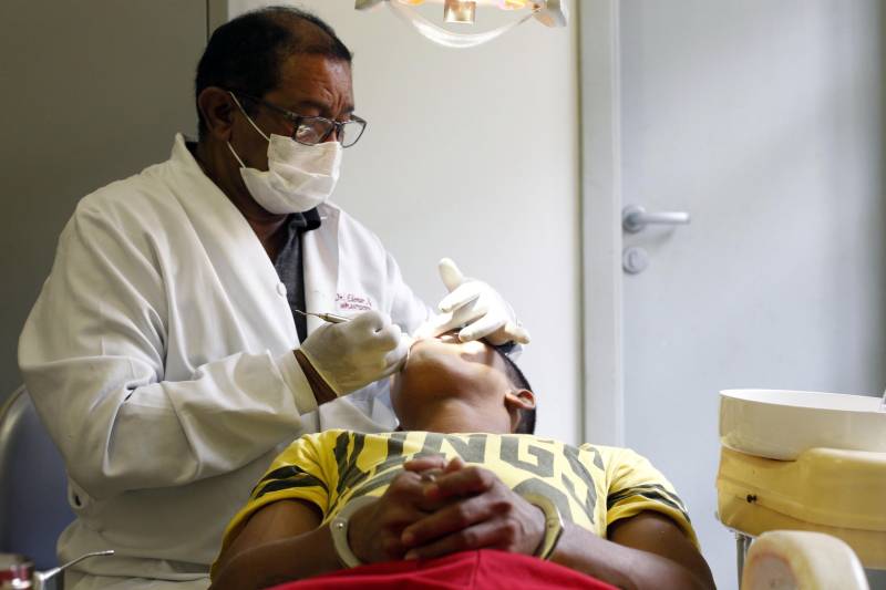 A Diretoria de Assistência Biopsicossocial da Superintendência do Sistema Penitenciário do Estado (Susipe) vem realizando um mutirão de atendimento médico e odontológico, vacinação e teste de HIV e sífilis nos presídios da Região Metropolitana de Belém (RMB), desde o mês de junho. Nesta quarta-feira (14), a ação ocorreu no Centro de Recuperação Penitenciário do Pará III (CRPP III), localizado no Complexo de Santa Izabel, na Região Metropolitana de Belém. Foram três dias de atendimento, que beneficiaram mais de 100 presos.
FOTO: AKIRA ONUMA/ASCOM SUSIPE
DATA: 15.11.2018
BELÉM - PARÁ <div class='credito_fotos'>Foto: Akira Onuma / Ascom Susipe | <a href='/midias/2018/originais/2dcdb801-e233-4623-a4e7-0d8b8d551149.jpg' download><i class='fa-solid fa-download'></i> Download</a></div>