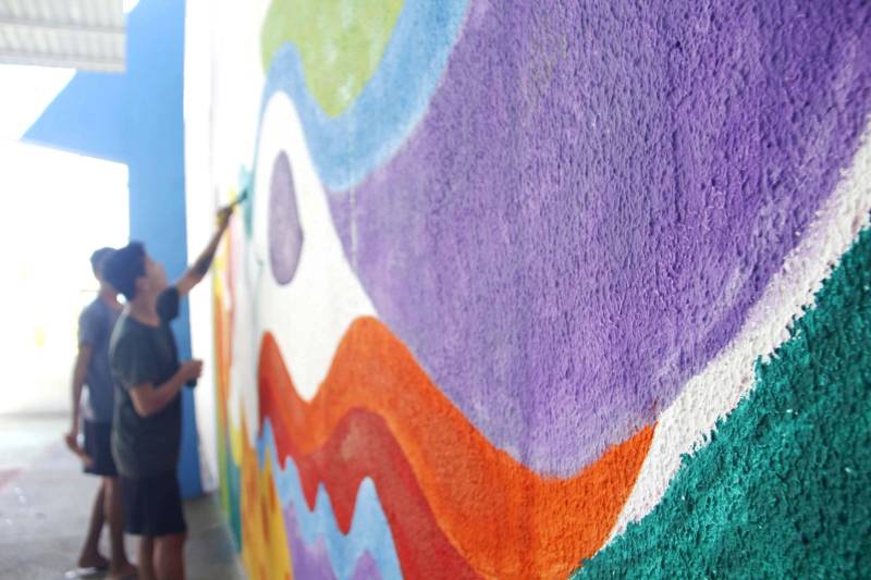 As 14 unidades socioeducativas do Pará promovem a partir desta semana o IV Recreio de Verão Socioeducativo (foto), uma iniciativa que reúne atividades de arte, cultura, esporte e lazer para adolescentes e jovens em privação de liberdade, potencializando as atividades pedagógicas no mês de julho, durante o recesso escolar. Em Marabá, no sudeste paraense, arte-educadores e servidores do Centro de Internação do Adolescente Masculino (Ciam-Marabá) realizam uma série de atividades e oficinas desde esta terça-feira (10). Entre essas atividades estão jogos de futebol, futsal e vôlei, além de oficina de pipa e pintura, artesanato, ações socioambientais, teatro e panificação. A coordenadora do complexo esportivo e cultural Apoena, Marta Santos, informou que as oficinas realizadas na unidade de Marabá são uma extensão das atividades já realizadas nas unidades de Belém, com iniciativas que fortaleçam o processo de ressocialização dos jovens assistidos. “Aqui, em Marabá, estamos potencializando as atividades ao longo da semana, culminando com uma apresentação especial na sexta-feira (13), fruto das atividades realizadas ao longo da semana. Contamos com 57 adolescentes, e atividades sendo realizadas ao longo de todo o mês, um trabalho que eles gostam e se identificam”, afirmou a coordenadora.
FOTO: FRANKLIN SALVADOR / ASCOM FASEPA
DATA: 10.07.2018
BELÉM - PARÁ <div class='credito_fotos'>Foto: FRANKLIN SALVADOR / ASCOM FASEPA | <a href='/midias/2018/originais/2dd5f05d-8d0b-4368-9293-e6bd1994cb60.jpg' download><i class='fa-solid fa-download'></i> Download</a></div>