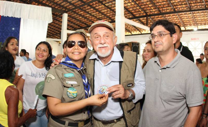 Cento e dezoito famílias da comunidade quilombola do Caeté, no município de Abaetetuba, no nordeste do Estado, foram beneficiadas com um título coletivo de terra. Com o documento, o Governo do Estado, por meio do Instituto de Terras do Pará (Iterpa), reconhece o direito de uma população que há décadas ocupa e trabalha na área. A cerimônia de entrega ocorreu na manhã deste sábado (24), no Centro Comunitário, e contou com a participação do governador Simão Jatene. A área titulada corresponde a cerca de 1.400 hectares. Agora, devidamente respaldadas, as famílias poderão ter acesso a empréstimos, políticas públicas, entre outros benefícios que possibilitam o desenvolvimento da sua produção e a continuidade de suas tradições. “Com o documento de terra a comunidade passa a ter segurança jurídica e acesso a créditos, financiamentos e outros benefícios que antes não lhes era permitido. Além disso, agora eles poderão produzir com mais segurança, mantendo a terra entre as futuras gerações”, afirmou o governador Simão Jatene.
FOTO: CRISTINO MARTINS / AG. PARÁ
DATA: 24.03.2018
ABAETETUBA - PARÁ
<div class='credito_fotos'>Foto: Cristino Martins/Ag. Pará | <a href='/midias/2018/originais/2dd75bd9-5d45-4c33-aad9-5d8393e30f01.jpg' download><i class='fa-solid fa-download'></i> Download</a></div>
