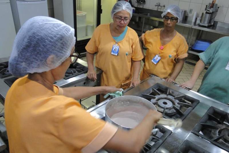 Todos os dias, a copeira Iranede Carvalho ajuda na produção e na entrega dos alimentos aos usuários, acompanhantes e colaboradores do Hospital Regional Público da Transamazônica (HRPT), em Altamira, no sudoeste do Pará. Mas na noite de quarta-feira (21), ela tirou um tempo para aprender novas receitas, a base de produtos orgânicos e produzidos na própria região. A colaboradora fez parte do grupo de cozinheiros e copeiros que participou de um treinamento promovido pelo Instituto Socioambiental (ISA) na cozinha do HRPT. Foram produzidos bolos, biscoitos e mingau, tudo a base de farinha de babaçu.
FOTO: ASCOM HRPT
DATA: 21.02.2018
ALTAMIRA - PARÁ <div class='credito_fotos'>Foto: ASCOM HRPT | <a href='/midias/2018/originais/2dd78663-30f1-4c02-8acf-9cec679bf933.jpg' download><i class='fa-solid fa-download'></i> Download</a></div>