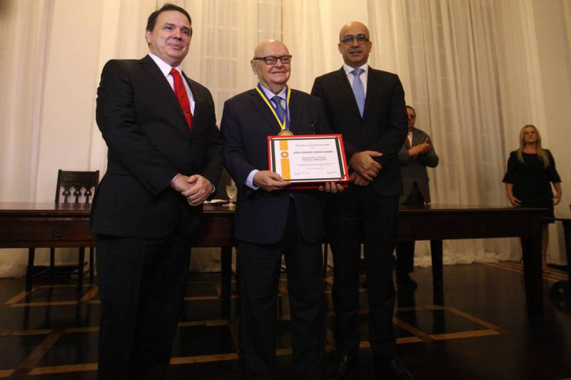 O governador Simão Jatene foi homenageado pela Associação do Corpo Consular no Estado do Pará (ACCP) com a Comenda do Mérito Consular João Clemente Baena Soares. A maior honraria da entidade foi entregue na noite desta quinta-feira (22), no salão nobre do prédio sede da Associação Comercial do Pará (ACP), em Belém. Na foto, o embaixador Baena Soares recebe comenda.
FOTO: IGOR BRANDÃO / AG. PARÁ
DATA: 22.02.2018
BELÉM - PARÁ <div class='credito_fotos'>Foto: IGOR BRANDÃO / AG. PARÁ | <a href='/midias/2018/originais/2dedc326-6a23-4031-98cf-468293eaac9d.jpg' download><i class='fa-solid fa-download'></i> Download</a></div>