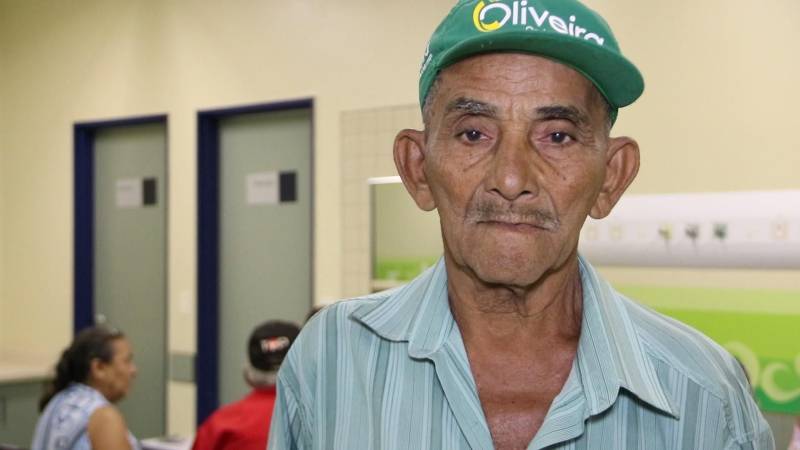 Uma parceria entre a Unidade de Alta Complexidade em Oncologia Dr. Vítor Moutinho (Unacon), em Tucuruí, e a Secretaria de Assistência Social do município, com apoio da representação do INSS local, transformou para melhor a vida de cerca de 40 usuários oncológicos. Eles fizeram inscrição para o cadastro único do governo federal, que é o primeiro passo para requerer o Benefício de Prestação Continuada (BPC) e, assim, obter a concessão de vários benefícios sociais do INSS, entre eles, o passe livre. A campanha foi realizada nos dias 15 e 16, na sede da Unacon, a partir da constatação de que o elevado índice de 50% de absenteísmo no tratamento oncológico deve-se, por exemplo, as causas sociais, entre elas, a falta de recursos para transporte até a sede da Unacon para seguir o tratamento de forma plena. Na foto, Albertino de Sena Ferreira, 64.
FOTO: ASCOM / UNACON
DATA: 16.05.2018
TUCURUÍ - PARÁ <div class='credito_fotos'>Foto: Ascom Unacon | <a href='/midias/2018/originais/2df12ee8-6774-49ce-8c72-3ebe75ef5882.jpg' download><i class='fa-solid fa-download'></i> Download</a></div>
