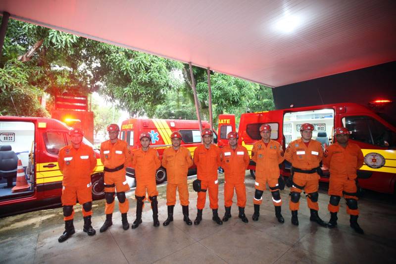 Para auxiliar no atendimento de vítimas de acidentes automobilisticos, o Corpo de Bombeiros Militar do Pará recebeu do Governo do Estado nesta quarta-feira (04), três ambulâncias de resgate, por conta de emendas parlamentares, que serão destinadas aos municípios de Parauapebas, Castanhal e Belém. A cerimônia de entrega, realizada no auditório da Casa Civil, teve a presença do Secretário de Segurança Pública e Defesa social (Segup), Luiz Fernandes, dos deputados estaduais Milton Campos, Gesmar Costa, Cel. Neil e Jaques Neves, além do Comandante do Corpo de Bombeiros Militar, Zanelli Antônio Melo. As ambulâncias são unidades de resgate tipo C para atendimento pré-hospitalar de vítimas de acidentes de trânsito, totalmente registradas pelo Ministério da Saúde; equipadas com material de suporte básico e material de desencaceramente - que auxilia nos acidentes quando as vítimas ficam presas em ferragens. No mês passado o Corpo de Bombeiros recebeu mais quinze veículos, desta vez, de vistoria e uma policlínica.
FOTO: THIAGO GOMES / AG. PARÁ
DATA: 04.04.2018
BELÉM - PARÁ <div class='credito_fotos'>Foto: Thiago Gomes /Ag. Pará | <a href='/midias/2018/originais/2df51215-52a2-4a60-93f2-a5b207eacf4c.jpg' download><i class='fa-solid fa-download'></i> Download</a></div>