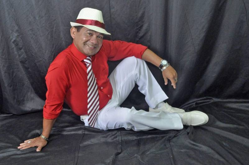 Contemplado no Edital Pauta Livre 2018, o artista paraense Ademir da Marcação (foto) se apresenta no palco do Teatro Margarida Schivasappa na noite desta quarta-feira, 25, a partir das 20 horas, com o show “Por Lembranças”. Os ingressos custam R$20 (inteira) e R$10 (meia-entrada). Apelidado carinhosamente pela cantora e compositora Lecy Brandão, Ademir da Marcação começou sua carreira musical na Escola de Samba Quem São Eles. Ex-aluno do Conservatório Carlos Gomes, foi por muito tempo músico de vários artistas reconhecidos nacionalmente, como Lecy Brandão e Chico da Silva. É também fundador do antigo grupo Manga Verde.
FOTO: ASCOM / FCP
DATA: 24.04.2018
BELÉM - PARÁ <div class='credito_fotos'>Foto: ASCOM FCP | <a href='/midias/2018/originais/2df8e0c2-8f75-48d8-9177-2a4beb8b38cd.jpg' download><i class='fa-solid fa-download'></i> Download</a></div>