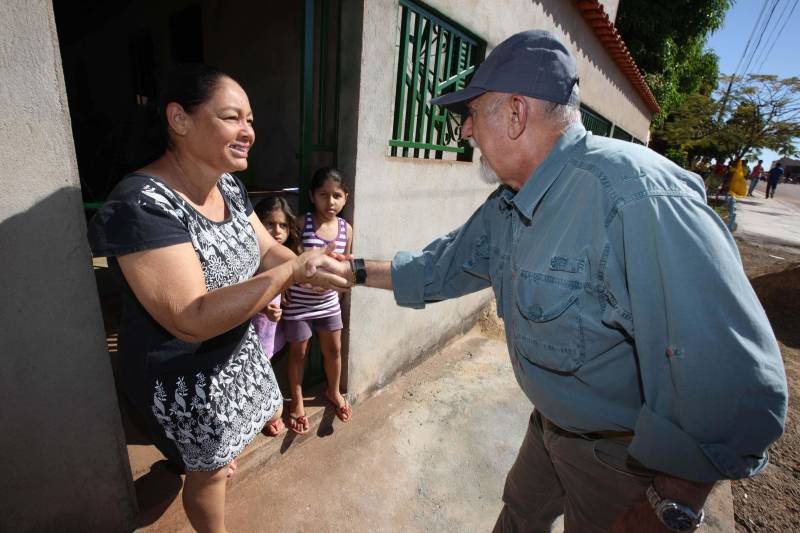 Há 35 anos a dona de casa Guardiana Feitosa é moradora da Rua 15 de Novembro, em Floresta do Araguaia, sul do Pará. Há pelo menos cinco deles não colocava as cadeiras em frente de casa para um bate papo de final de tarde. "Era lama no inverno e poeira no verão, não dava pra ficar aqui na frente", diz Guardiana. "Agora o asfalto chegou, mudou tudo". A 15 de Novembro é uma das mais importantes ruas de Floresta do Araguaia. Abriga três igrejas, três escolas e creches e cerca de 30 pontos comerciais. Cerca de quinhentos moradores vivem ali. O Asfalto na Cidade, programa do Governo do estado que tem como principal objetivo ampliar a mobilidade e acessibilidade nas áreas urbanas do Estado, chegou à Floresta do Araguaia asfaltando a Rua 15 de Novembro e outras seis vias próximas, num total de três quilômetros de asfalto de qualidade superior, além de meio fio. O governador Simão Jatene (foto) foi à Floresta do Araguaia entregar as obras à comunidade. Com ele, estavam o senador Flexa Ribeiro (PSDB/PA); a secretária Extraordinária de Municípios Sustentáveis; Izabela Jatene, o presidente da Assembleia Legislativa do estado, deputado Márcio Miranda; os deputados Cilene Couto e Celso Sabino e o ex-governador Carlos Santos.
FOTO: ANTÔNIO SILVA / AG. PARÁ
DATA: 25.06.2018
FLORESTA DO ARAGUAIA - PARÁ <div class='credito_fotos'>Foto: Antônio Silva/Ag. Pará | <a href='/midias/2018/originais/2dfb781f-7e9c-414c-b936-e7de73a26b70.jpg' download><i class='fa-solid fa-download'></i> Download</a></div>