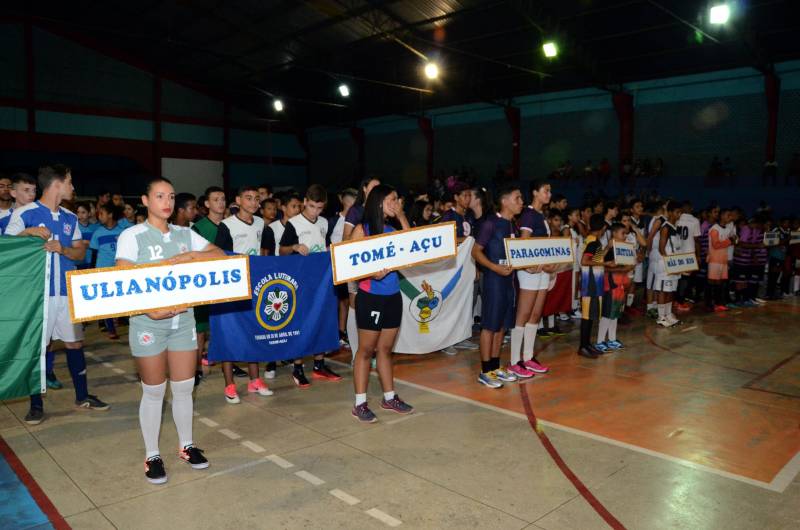 Uma intensa programação cultural, social e esportiva movimenta a cidade de Mãe do Rio, nesta sexta-feira (11), quando o município comemora 30 anos de fundação. Os competidores da etapa regional de Mãe do Rio dos Jogos Estudantis Paraenses (Jeps) terão um forte aliado durante os cinco dias da competição: a animação da torcida local.
FOTO: ELISEU DIAS / ASCOM SEDUC
DATA: 09.05.2018
MÃE DO RIO - PARÁ <div class='credito_fotos'>Foto: Eliseu Dias / Ascom Seduc | <a href='/midias/2018/originais/2dfdf069-d027-443c-86a7-47d7e64ad573.jpg' download><i class='fa-solid fa-download'></i> Download</a></div>