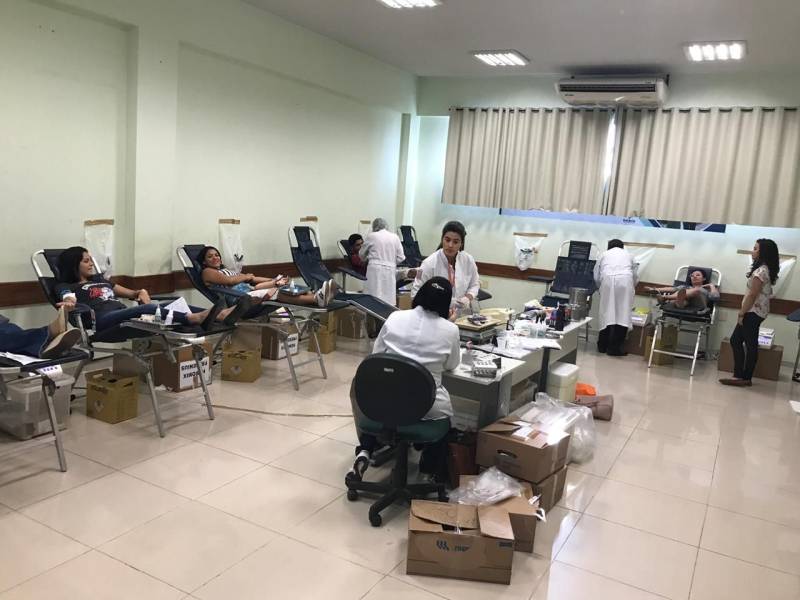 O Hemopa Castanhal, em parceria com a Universidade Estácio, realizou campanha de coleta de sangue no município. A ação iniciou na tarde de quinta-feira, 8, e se estendeu por toda a noite. Foram 102 bolsas de sangue coletadas, número considerado um verdadeiro sucesso, principalmente pelo período de baixa no estoque do hemocentro. A campanha de doação de sangue ocorreu dentro da Feira de Empreendedorismo 2018 da Universidade (foto). “Tivemos muitos jovens doando e muitas pessoas que doaram sangue pela primeira vez. Isso é muito importante, para a renovação dos nossos doadores”, afirma a assistente social do Hemopa Castanhal, Arinete Silva.
FOTO: ASCOM / HEMOPA
DATA: 09.11.2018
CASTANHAL - PARÁ <div class='credito_fotos'>Foto: Ascom Hemopa | <a href='/midias/2018/originais/2e030bb6-0185-4256-ae96-902f3f06d8a3.jpg' download><i class='fa-solid fa-download'></i> Download</a></div>