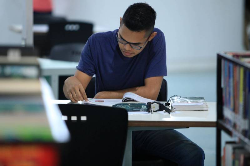 Universitário de engenharia civil pela Universidade Federal do Pará (UFPA), Gabriel Garcia, 21 anos (foto), costuma passar uma média de seis horas por dia na Biblioteca Pública Arthur Vianna, localizada no prédio do Centur. Entre livros didáticos de física, ele relembra fundamentos e, à tarde, chega revigorado às aulas do primeiro semestre de seu curso superior.
FOTO: MÁCIO FERREIRA / AG. PARÁ
DATA: 02.03.2018
BELÉM - PARÁ <div class='credito_fotos'>Foto: MÁCIO FERREIRA/ AG. PARÁ | <a href='/midias/2018/originais/2e060c71-a87d-4b38-bad9-6076a4841c49.jpg' download><i class='fa-solid fa-download'></i> Download</a></div>