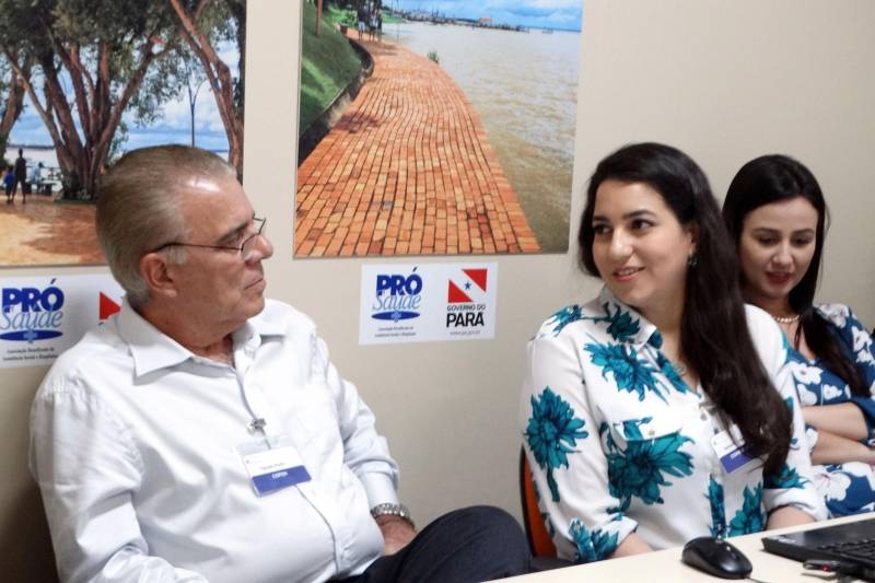 O Hospital Público Estadual Galileu (HPEG), em Belém, recebeu, entre os dias 11 e 12/12, uma visita do Programa Nacional de Qualidade (PNQ) do Sistema Cofen e Conselhos Regionais para avaliar as boas práticas assistenciais prestadas pela equipe de Enfermagem do Hospital. Ao final da visita, a qualidade da assistência do Galileu foi considerada de excelência, o que garantiu a unidade o pioneirismo de se tornar o primeiro hospital SUS do Brasil a ter a enfermagem certificada pela Programa Nacional de Qualidade do Conselho Federal de Enfermagem (Cofen). Na foto, o coordenador do Programa Nacional de Qualidade e assessor da Presidência do Cofen, Cláudio Porto e a diretora Assistencial do Hospital Galileu, Daniela Castro.

FOTO: ASCOM HPEG
DATA: 13.12.2018
BELÉM - PARÁ <div class='credito_fotos'>Foto: ASCOM / HPEG   |   <a href='/midias/2018/originais/2e0a1bc4-e961-4bbf-89e9-9ac89393d11e.jpg' download><i class='fa-solid fa-download'></i> Download</a></div>