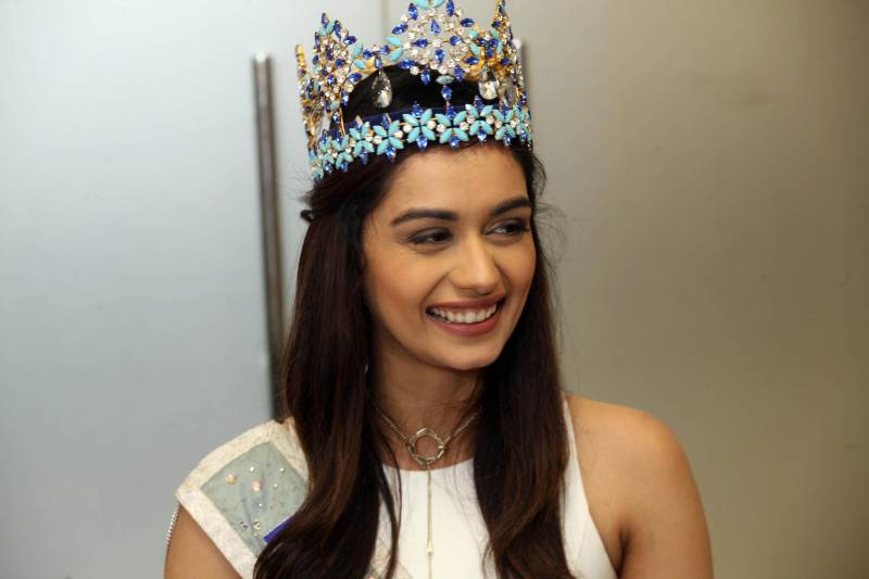 Há seis anos, o combate à hanseníase é a causa escolhida pela organização do Concurso Miss Mundo para ser trabalhada pelas eleitas no certame de beleza. A atual dona da coroa, a indiana Manushi Chhillar (foto), e a atual Miss Brasil Mundo, Gabrielle Vilela, foram recebidas na manhã desta sexta-feira (20), em agenda institucional, pelo governador Simão Jatene e o secretário de Estado de Saúde Pública, Vitor Mateus. A comitiva está em Belém para a promoção de ações sociais de combate à doença. O encontro ocorreu no Palácio do Governo, na capital paraense. A programação do “Beleza com Propósito” no Brasil integra encontros com governantes e autoridades de outros Estados da Federação. Durante a semana, a comitiva foi recebida em São Paulo, no Palácio dos Bandeirantes, onde deu início à campanha do agasalho. Também foi a Brasília apoiar a Associação de Pais e Amigos dos Excepcionais do Distrito Federal (Apae-DF), sendo recebida pelo governador do Distrito Federal, Rodrigo Rollemberg.
FOTO: SIDNEY OLIVEIRA / AG. PARÁ
DATA: 20.04.2018
BELÉM - PARÁ <div class='credito_fotos'>Foto: Sidney Oliveira/Ag. Pará | <a href='/midias/2018/originais/2e1072e2-b07e-474f-afff-dda800721b54.jpg' download><i class='fa-solid fa-download'></i> Download</a></div>