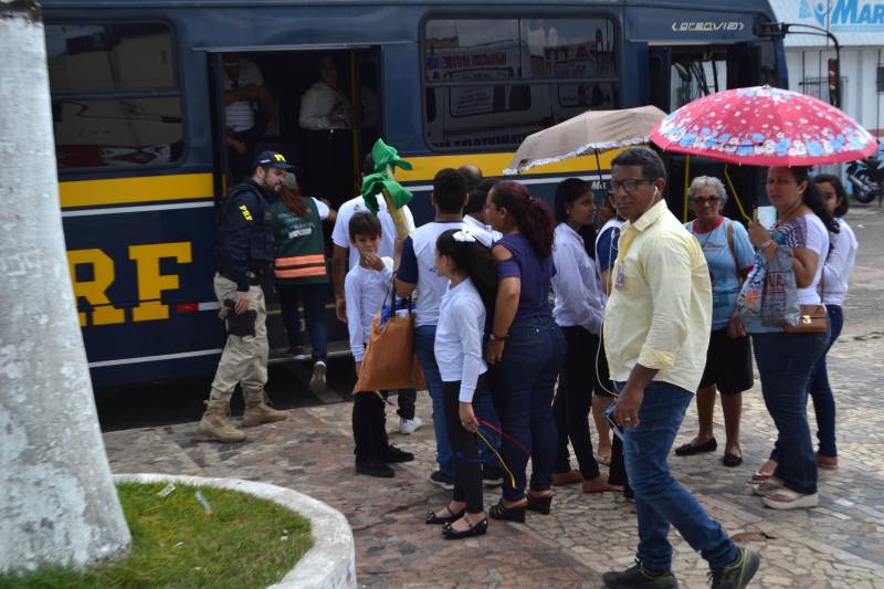 Uma simulação de acidente de trânsito na avenida Fernando Guilhon, no município de Marituba, a 11 quilômetros de Belém, chamou atenção de quem passava no local. A ação fez parte da programação que marcou o Dia Mundial em Memória às Vítimas de Acidentes de Trânsito realizada pela Coordenação de Educação de Trânsito do Detran e Prefeitura Municipal de Marituba, através da sua Diretoria de Trânsito.
FOTO: ROSE BARBOSA / ASCOM DETRAN
DATA: 18.11.2018
MARITUBA - PARÁ <div class='credito_fotos'>Foto: ROSE BARBOSA / ASCOM DETRAN | <a href='/midias/2018/originais/2e153d4e-3654-48de-9934-8075eef87669.jpg' download><i class='fa-solid fa-download'></i> Download</a></div>