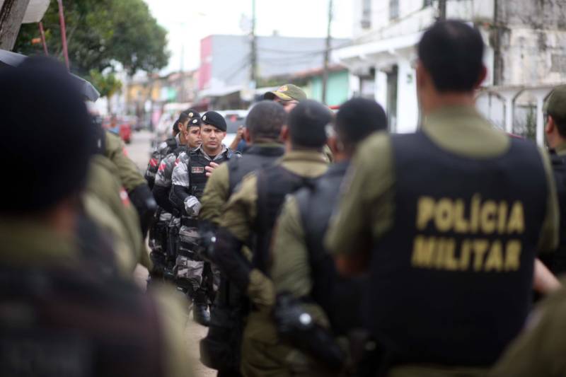 A Polícia Militar do Estado iniciou nesta segunda-feira, 30, a operação Sáfara 3, de combate à criminalidade na Grande Belém. Duas áreas de grande incidência criminal Guamá e Tapanã, foram priorizadas nesse primeiro dia de operação. A partir do bairro do Guamá, os policiais percorreram áreas dos bairros da Terra Firme e Jurunas. A partir do Tapanã, foram atendidas áreas da Pratinha, Bengui e Parque Verde. A escolha dos locais teve por base ocorrências criminais monitoradas pela inteligência da Polícia Militar. Só nos bairros do Bengui e Cabanagem, no mês de abril, foram contabilizados onze homicídios.
FOTO: THIAGO GOMES / AG. PARÁ
DATA: 30.04.2018
BELÉM - PARÁ <div class='credito_fotos'>Foto: Thiago Gomes /Ag. Pará | <a href='/midias/2018/originais/2e158e90-bf76-4246-b277-24b05d9ea9c9.jpg' download><i class='fa-solid fa-download'></i> Download</a></div>