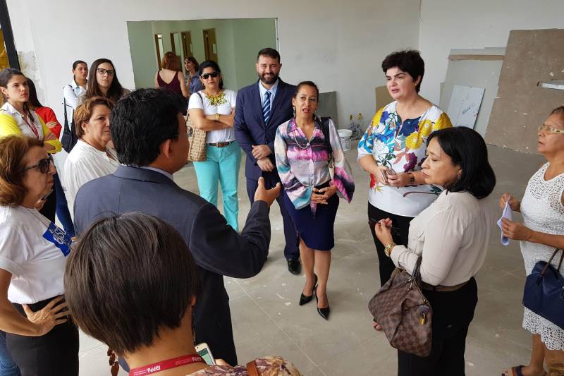 Representantes de organizações sociais, do Conselho Estadual dos Direitos da Pessoa com Deficiência, de órgãos estaduais e do Ministério Público do Pará visitaram as obras do Centro Integrado de Inclusão e Reabilitação (CIIR), em Belém.
FOTO: THALITA GARCIA / ASCOM INDSH
DATA: 21.03.2018
BELÉM - PARÁ <div class='credito_fotos'>Foto: THALITA GARCIA / ASCOM INDSH | <a href='/midias/2018/originais/2e17092f-03ac-4114-9f6c-f3931c0d037a.jpg' download><i class='fa-solid fa-download'></i> Download</a></div>
