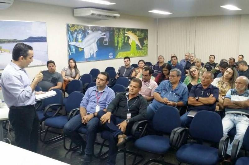 O Centro Regional de Governo do Baixo Amazonas promoveu, na tarde desta quinta-feira (8), a primeira reunião integrada com órgãos do Estado de todas as áreas, com representação regional.
O secretário regional de Governo, Olavo das Neves (foto), agradeceu a grande participação dos servidores e citou que uma das ações diretas é a formação de Grupos de Trabalho, buscando dar resolução às prioridades demandadas.
FOTO: SAMUEL ALVARENGA / SECOM
DATA: 09.03.2018
SANTARÉM - PARÁ <div class='credito_fotos'>Foto: Samuel Alvarenga / Secom | <a href='/midias/2018/originais/2e1b3e96-7c6e-4f7f-a492-01e193be2935.jpg' download><i class='fa-solid fa-download'></i> Download</a></div>