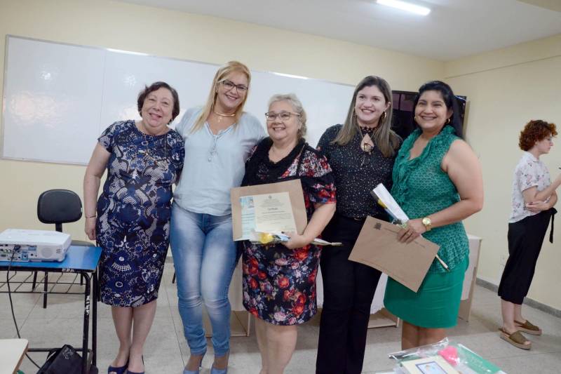 Representantes das áreas de Saúde e Educação participaram na sexta-feira (20) do "Encontro Atendimento Hospitalar e Domiciliar de Redes Públicas", realizado na Universidade do Estado do Pará (Uepa), em Belém. Voltado para gestores, professores e profissionais da Secretaria de Estado de Educação (Seduc), o evento discutiu políticas públicas, a fim de mapear o funcionamento dos atendimentos hospitalares e domiciliares na região. Implantada em 2003, no Hospital Ophir Loyola, a Classe Hospitalar e Atendimento Domiciliar (CHAD) funciona para que crianças hospitalizadas continuem o ano letivo, mesmo quando impossibilitadas de frequentar a escola. Atualmente, são atendidos 600 estudantes do ensino fundamental e do médio, em sete hospitais do Estado. A equipe técnica é formada por 32 professores itinerantes, psicólogos, assistentes sociais e fonoaudiólogos.
FOTO: RAI PONTES / ASCOM SEDUC
DATA: 20.04.2018
BELÉM - PARÁ <div class='credito_fotos'>Foto: Rai Pontes/Ascom Seduc | <a href='/midias/2018/originais/2e261520-a5da-40ea-a588-7d524f53c7e5.jpg' download><i class='fa-solid fa-download'></i> Download</a></div>
