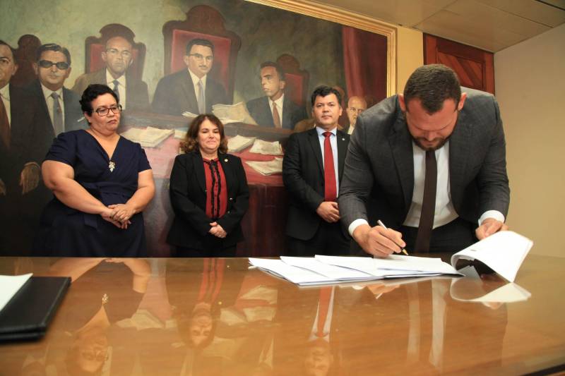 Foi assinado, na tarde desta terça-feira, 3, o Termo de Cooperação Técnica entre as Secretarias de Estado de Justiça e Direitos Humanos (Sejudh) e de Educação (Seduc), Tribunal Regional do Trabalho da 8ª Região e Associação dos Magistrados da Justiça do Trabalho da 8ª Região (Amatra), visando o desenvolvimento de projetos educacionais sobre a erradicação do trabalho escravo e enfrentamento ao tráfico de pessoas. Na foto, o secretário de Estado de Justiça e Direitos Humanos do Pará, Michell Mendes Durans.

FOTO: WAGNER ALMEIDA / ASCOM SEJUDH
DATA: 03.04.2018
BELÉM - PARÁ <div class='credito_fotos'>Foto: Wagner Almeida/ Ascom Sejudh   |   <a href='/midias/2018/originais/2e272841-8b4c-4100-bd3d-341c9be0f11e.jpg' download><i class='fa-solid fa-download'></i> Download</a></div>