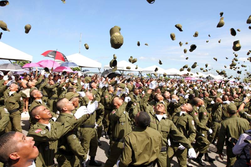 A cerimônia de formatura dos novos praças da Polícia Militar ocorreu na manhã desta segunda-feira (9), simultaneamente, em Belém e outros seis municípios paraenses: Santa Izabel, Castanhal, Barcarena, Capanema, Bragança e Tucuruí. Em Parauapebas, Marabá, Breves, Soure e Conceição do Araguaia, a formatura será celebrada na quinta-feira, dia 12. Na sexta-feira, dia 13, é a vez de Santarém, Altamira, Paragominas e Itaituba. O governador Simão Jatene presidiu a cerimônia de formatura no Portal da Amazônia, bairro da Cidade Velha, em Belém. Milhares de familiares dos formandos lotaram o espaço para entregar aos novos policiais militares seus diplomas de conclusão de curso.
FOTO: CRISTINO MARTINS / AG. PARÁ
DATA: 09.07.2018
BELÉM - PARÁ <div class='credito_fotos'>Foto: Cristino Martins/Ag. Pará | <a href='/midias/2018/originais/2e2d766b-b2b3-4ab1-8016-98f47a1a73dd.jpg' download><i class='fa-solid fa-download'></i> Download</a></div>