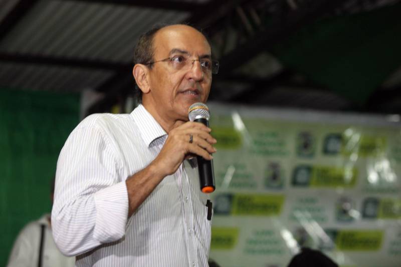 O município de São Francisco do Pará recebeu, neste sábado (30), uma ordem de serviço para o asfaltamento de 5 quilômetros de suas ruas, um investimento de quase R$ 2 milhões. A ação é uma realização do Governo do Estado, por meio da Secretaria de Estado de Desenvolvimento Urbano e Obras Públicas (Sedop), e tem a parceria da Assembleia Legislativa do Estado (Alepa) e da prefeitura do município beneficiado. O evento de entrega ocorreu de 18h às 20h, no Centro de Referência e Assistência Social (Cras) da cidade. A iniciativa faz parte de uma ação maior, já realizada em Viseu, Augusto Corrêa, Tracuateua, Bonito, Floresta do Araguaia, Curionópolis, São João da Ponta, Curuçá, Terra Alta, Sapucaia, Redenção, Capanema, Bragança, São Domingos do Capim e outros municípios. Nos 14 municípios citados, foram destinados mais de R$ 42 milhões para a pavimentação asfáltica em cerca de 95 quilômetros. Na foto, o deputado federal Arnaldo Jordy.
FOTO: SIDNEY OLIVEIRA / AG. PARÁ
DATA: 30.06.2018
SÃO FRANCISCO - PARÁ <div class='credito_fotos'>Foto: Sidney Oliveira/Ag. Pará | <a href='/midias/2018/originais/2e3a3dea-e2fb-4aad-aabb-4f675ea31603.jpg' download><i class='fa-solid fa-download'></i> Download</a></div>