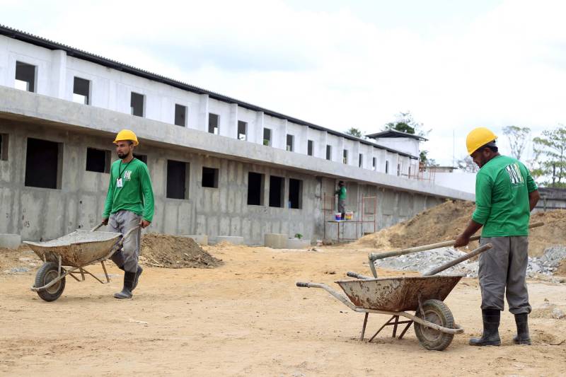 As obras de ampliação de dois novos pavilhões no Centro de Recuperação Penitenciário do Pará I (CRPP I), localizado no Complexo Penitenciário de Santa Izabel, já estão com mais de 70% do cronograma concluído. A obra é de responsabilidade da Secretaria de Estado de Desenvolvimento e Obras Públicas (Sedop) e executada pela M.D.S Construtora e Incorporadora, empresa contratada. Com a ampliação do CRPP I serão abertas 342 novas vagas para a custódia dos internos da Superintendência do Sistema Penitenciário do Estado (Susipe).

FOTO: AKIRA ONUMA/ASCOM SUSIPE
DATA: 28.11.2018
SANTA IZABEL- PARÁ <div class='credito_fotos'>Foto: Akira Onuma / Ascom Susipe   |   <a href='/midias/2018/originais/2e4c9352-398c-41e1-8d69-e4584068e9d5.jpg' download><i class='fa-solid fa-download'></i> Download</a></div>