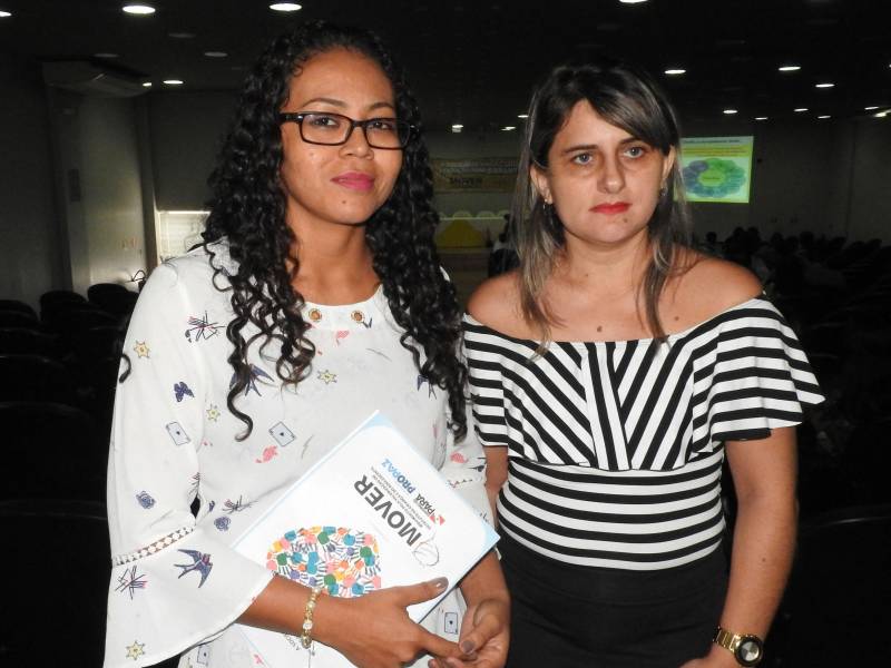 O município de Castanhal, na Região Metropolitana de Belém (RMB), recebeu nesta terça-feira (20) o Movimento pela Valorização do Estatuto da Criança e do Adolescente (Mover), que promove uma capacitação destinada a elaborar com órgãos do Executivo, Legislativo e Judiciário, além de representantes da sociedade civil, conselheiros tutelares e demais membros da rede de garantia de direitos da criança e adolescentes, ações e estratégias para o fortalecimento dos direitos de menores de 18 anos. O encontro será realizado até a próxima quinta-feira (22), das 09 às 17 h, no auditório da URE 8 (Unidade Regional de Educação). Na foto, Fábia Teixeira (e), assistente social do Centro de Assistência Psicossocial (Caps 3)
FOTO: CARLOS SODRÉ / AG. PARÁ
DATA: 19.02.2018
CASTANHAL - PARÁ <div class='credito_fotos'>Foto: CARLOS SODRÉ / AG. PARÁ | <a href='/midias/2018/originais/2e56fda1-5d8d-4d51-9344-c78702570c0d.jpg' download><i class='fa-solid fa-download'></i> Download</a></div>