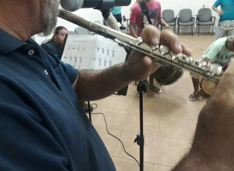 Adolescentes e jovens que cumprem medidas socioeducativas nas unidades da Fundação de Atendimento Socioeducativo do Pará (Fasepa), localizadas na Região Metropolitana de Belém, intensificam os ensaios para o Sarau Literário da Socioeducação 2018, que será realizado na próxima sexta-feira (18), no Teatro Margarida Schivasappa, em Belém. Eles ensaiam diariamente no Espaço Apoena, em Ananindeua, onde são desenvolvidas diversas linguagens artísticas e culturais, além de cursos e oficinas profissionalizantes. A montagem do Sarau envolve cerca de 70 socioeducandos, direta e indiretamente. Em sua quarta edição, o Sarau Literário da Socioeducação homenageará o escritor amazonense Milton Hatoum, com a adaptação da obra “Relato de um Certo Oriente”.
FOTO: ALBERTO PASSOS / ASCOM FASEPA
DATA: 16.05.2018
BELÉM - PARÁ <div class='credito_fotos'>Foto: ALBERTO PASSOS/ ASCOM FASEPA | <a href='/midias/2018/originais/2e586090-6a65-49dd-bae2-325f8c7a4478.jpg' download><i class='fa-solid fa-download'></i> Download</a></div>
