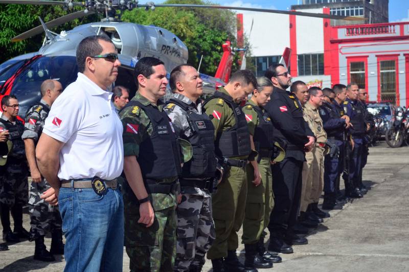 Foi lançada na manhã deste sábado, 8, na Praça da Bandeira, em Belém, a Operação Boas Festas (foto), coordenada pela Polícia Militar do Pará e integrada aos órgãos do Sistema de Segurança Pública do Estado. As ações da Boas Festas vão até o dia 1º de janeiro de 2019. A população do Estado contará com 6,6 mil policias militares que reforçarão o policiamento ordinário na capital, área metropolitana e demais regiões paraenses. 

FOTO: ELIELSON MODESTO / ASCOM SUSIPE
DATA: 08.12.2018
BELÉM - PARÁ <div class='credito_fotos'>Foto: Elielson Modesto / Ascom Segup   |   <a href='/midias/2018/originais/2e5bb90e-d057-4cce-8e16-279d7ec3f35c.jpg' download><i class='fa-solid fa-download'></i> Download</a></div>
