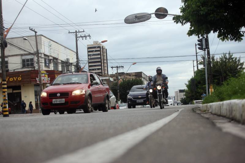 Os proprietários de veículos com finais de placas 03 a 33 têm até a próxima terça-feira (20) para garantir descontos no pagamento do Imposto sobre a Propriedade de Veículos Automotores (IPVA), segundo informa a Secretaria de Estado da Fazenda (Sefa). Na foto, veículos na avenida Duque de Caxias.
FOTO: IGOR BRANDÃO / AG. PARÁ
DATA: 16.02.2018
BELÉM - PARÁ <div class='credito_fotos'>Foto: IGOR BRANDÃO / AG. PARÁ | <a href='/midias/2018/originais/2e5cbc2b-62c5-4335-a153-fe729ba9902e.jpg' download><i class='fa-solid fa-download'></i> Download</a></div>