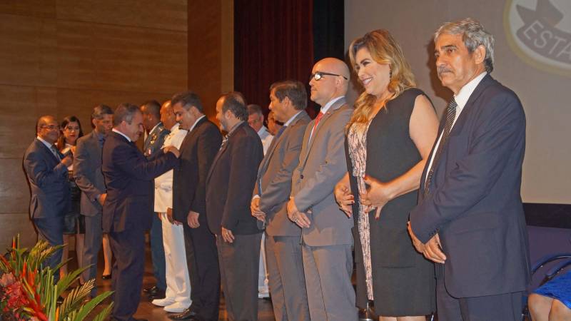A Polícia Civil condecorou em solenidade (foto) no Teatro Maria Sylvia Nunes da Estação das Docas, em Belém, na noite desta quinta-feira (17), mais de 130 pessoas, entre policiais civis e militares, representantes das Forças Armadas, servidores do Estado e do Governo Federal, dirigentes de associações comunitárias e profissionais liberais. O evento contou com a presença do secretário de Segurança Pública e Defesa Social, Luiz Fernandes Rocha, representante do governador Simão Jatene, e foi presidida pelo delegado-geral Claudio Galeno. O chefe da Polícia Civil fez um retrospecto, dos avanços conquistados nos últimos anos, pela instituição policial. Entre eles, a renovação de um terço do quadro de policiais civis em todo Estado, com incremento de mais de mil novos policiais civis entre os anos de 2011 e 2018. "Foram 23 novos policiais em 2011; 386 em 2014 e em 2018 mais 623, totalizando 1.032 novos policiais civis", detalhou. Atualmente, a Polícia Civil conta com mais de 3,4 mil policiais civis nos 144 municípios paraenses. Graças ao protagonismo do governador Simão Jatene, a Polícia Civil realizou dois concursos públicos em menos de quatro anos, um feito histórico na instituição policial e inédito em todo Brasil. 

FOTO: ASCOM / POLÍCIA CIVIL
DATA: 18.05.2018
BELÉM - PARÁ <div class='credito_fotos'>Foto: Ascom / Polícia Civil   |   <a href='/midias/2018/originais/2e6826c5-47ac-49e4-af7b-6dfda924b86b.jpg' download><i class='fa-solid fa-download'></i> Download</a></div>