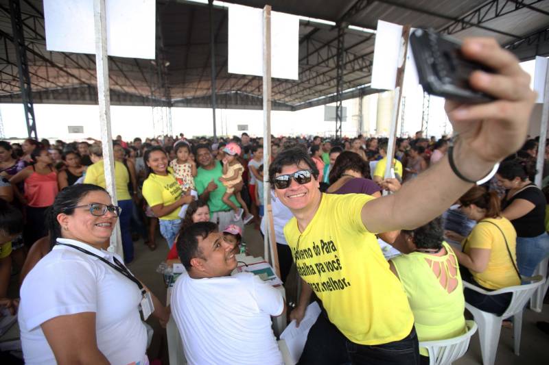 O governo do Pará, por meio da Companhia de Habitação do Pará (Cohab) entregou, neste sábado (24), as chaves dos 4 mil apartamentos do Residencial Viver Melhor Marituba. O local passa a ser, agora, a moradia de mais de 15 mil pessoas que aguardavam pelo empreendimento. Desde o início da manhã, servidores da Cohab estavam a postos, na quadra de esportes do Residencial, organizando a entrega das chaves dos apartamentos. A Companhia de Saneamento do Pará (Cosanpa) também atendia os novos moradores, que já podiam realizar o cadastro de suas unidades de consumo para ligação do fornecimento de água.
FOTO: THIAGO GOMES / AG PARÁ
DATA: 24.02.2018
MARITUBA - PARÁ <div class='credito_fotos'>Foto: Thiago Gomes /Ag. Pará | <a href='/midias/2018/originais/2e70a556-48e7-422f-8864-48b224fcaa4e.jpg' download><i class='fa-solid fa-download'></i> Download</a></div>