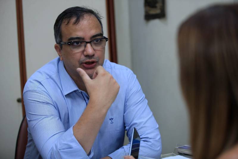 Mais do que um policial, um amigo. É assim que cerca de 1.700 moradores de oito bairros de Belém passaram a enxergar o policial militar. A mudança de paradigma acontece três anos depois da criação do projeto “Vizinhança em Alerta”. “Queremos nos mobilizar também com outros órgãos de segurança como Secretaria Municipal de Urbanismo (Seurb), Corpo de Bombeiros, Guarda Municipal, Funpapa, para tentarmos diminuir os impactos dos problemas sociais e reduzirmos a violência”, destacou Ivan Costa (foto), um dos idealizadores do programa.
FOTO: MÁCIO FERREIRA / AG. PARÁ
DATA: 15.03.2018
BELÉM - PARÁ <div class='credito_fotos'>Foto: MÁCIO FERREIRA/ AG. PARÁ | <a href='/midias/2018/originais/2e751663-a7dc-42a9-b742-4fc12f7e6975.jpg' download><i class='fa-solid fa-download'></i> Download</a></div>