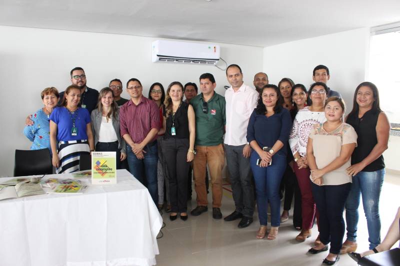 Gestores, profissionais da área ambiental e representantes de municípios participaram do lançamento (foto) do Guia Orientativo, A Educação Ambiental na Gestão Municipal de Meio Ambiente, nesta quarta-feira (06), na sede da Secretaria de Estado de Meio Ambiente e Sustentabilidade (Semas), dentro da programação da Semana do Meio Ambiente. O Guia, produzido pela Coordenadoria de Educação Ambiental (Ceam), da Semas, é direcionado às secretarias municipais de Meio Ambiente, para o fortalecimento da gestão e o envolvimento do poder público e das comunidades locais na conservação dos recursos naturais. A programação em homenagem ao Dia Mundial do Meio Ambiente - 5 de Junho, continua na quinta-feira (7) com palestra e lançamento da cartilha ambiental Uma Escola na Floresta, na Associação Cultura do Marex, em Belém, às 8 h. A Semana do Meio Ambiente será encerrada com a caminhada sustentável Descoberta de Novos Caminhos, no sábado (09), no Parque Estadual do Utinga, a partir das 06 h. Mil pessoas estão inscritas para participar da atividade física.
FOTO: ASCOM / SEMAS
DATA: 06.06.2018
BELÉM - PARÁ <div class='credito_fotos'>Foto: ASCOM SEMAS | <a href='/midias/2018/originais/2e7617ff-feb1-4122-bca3-dfaef9b3e2a1.jpg' download><i class='fa-solid fa-download'></i> Download</a></div>