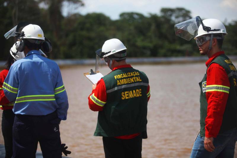 Iniciou neste sábado, 24, o prazo que o Governo do Estado deu para que a empresa de alumínio Hydro Alunorte adote procedimentos e mecanismos seguros ambientalmente, a fim de que as bacias de resíduos da empresa baixem os níveis em pelo menos um metro – o que é definido tecnicamente como padrão de segurança com comprovação permanente da redução e manutenção dos níveis. Uma equipe de fiscalização da Secretaria de Estado de Meio Ambiente e Sustentabilidade (Semas) está no município para fazer o monitoramento dos níveis das bacias do sistema de tratamento dos rejeitos da Bauxita. "Vamos montar equipes para, de duas em duas horas, avaliar o nível das bacias. Em caso de chuva o monitoramento será feito de uma em uma hora", explicou Rejiane Santos, geóloga da Diretoria de Licenciamento Ambiental da Semas.
FOTO: IGOR BRANDÃO / AG PARÁ
DATA: 24.02.2018
BELÉM - PARÁ <div class='credito_fotos'>Foto: IGOR BRANDÃO / AG. PARÁ | <a href='/midias/2018/originais/2e7710b6-1435-414f-9e8c-2f63aa5e5b9f.jpg' download><i class='fa-solid fa-download'></i> Download</a></div>