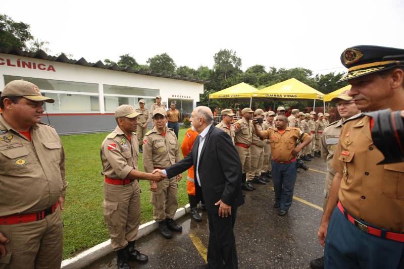 Na mesma cerimônia que entregou as viaturas para serviços de vistoria, o governador Simão Jatene fez uma visita técnica às instalações da nova Policlínica ao Corpo de Bombeiros Militar do Estado. Um prédio no Quartel do Comando Geral da corporação foi reformado e adaptado para receber a Policlínica, que oferta assistência médico-odontológico, psicológico e de primeiros socorros aos bombeiros militares e seus dependentes.
FOTO: IGOR BRANDÃO / AG. PARÁ
DATA: 15.03.2018
BELÉM - PARÁ <div class='credito_fotos'>Foto: IGOR BRANDÃO / AG. PARÁ | <a href='/midias/2018/originais/2e80ed2a-8679-466e-a55f-1c075fc97617.jpg' download><i class='fa-solid fa-download'></i> Download</a></div>