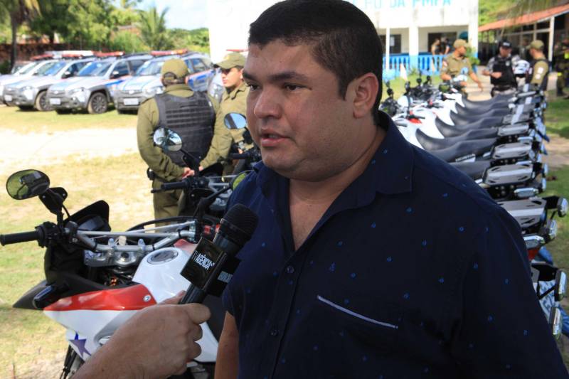 O município de Salinópolis, no nordeste do estado, recebeu nesta quinta-feira, 21, um reforço precioso para o período de férias que se aproxima. O governo do estado entregou 18 novos veículos para reforçar a segurança do município e cidades próximas. Na foto, o prefeito de Salinópolis, Pedro Henrique.
FOTO: RODOLFO OLIVEIRA / AG. PARÁ
DATA: 21.06.2018
SALINÓPOLIS - PARÁ <div class='credito_fotos'>Foto: Rodolfo Oliveira/Ag. Pará | <a href='/midias/2018/originais/2e86efc7-d3df-46e0-9375-1b05ebe4318c.jpg' download><i class='fa-solid fa-download'></i> Download</a></div>