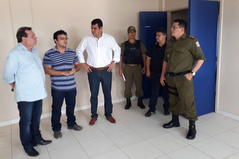 Representantes dos órgãos regionais das áreas de segurança pública, saúde, educação, produção, habitação e geração de renda discutiram demandas do sul e sudeste em reunião realizada na segunda-feira (26), no auditório da Universidade do Estado do Pará (Uepa), campus de Redenção, com o secretário Regional de Governo do Sudeste do Pará, Jorge Bittencourt. Para cerca de 50 pessoas foram anunciadas as inaugurações, já para março, de obras na área de segurança pública. Na foto, visita as obras de construção do novo BPM.
FOTO: ASCOM CRG
DATA: 26.02.2018
REDENÇÃO - PARÁ <div class='credito_fotos'>Foto: ASCOM CRG | <a href='/midias/2018/originais/2e8d99d1-ea80-458f-9e44-a610138c3f60.jpg' download><i class='fa-solid fa-download'></i> Download</a></div>