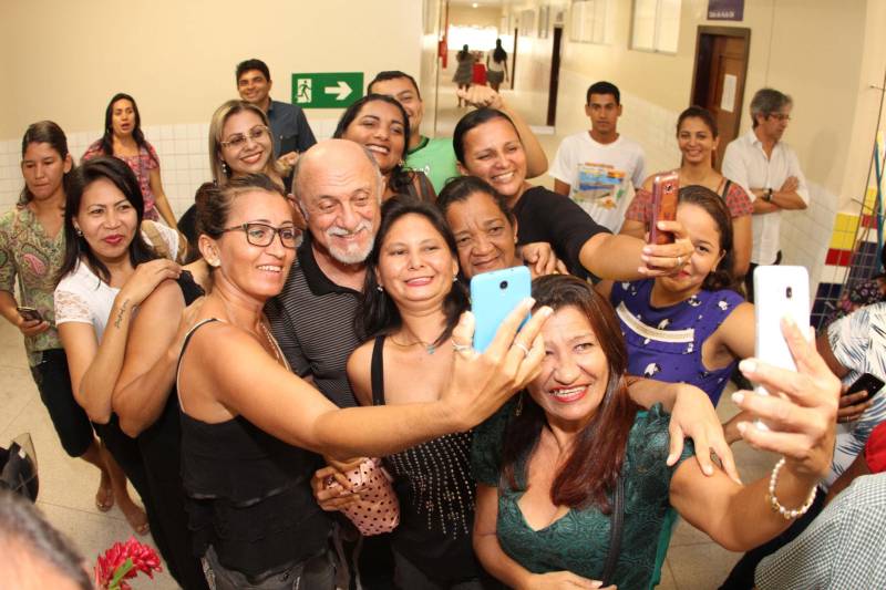 Um painel, no pátio da Escola Estadual de Ensino Médio Ruth Guimarães Ferreira, no distrito de Murinim, em Benevides, mostra 16 alunos da unidade aprovados nos últimos vestibulares. Desses, 12 irão estudar na Universidade Federal do Pará (UFPA). São os primeiros resultados de um processo que começou há nove meses, quando a escola entrou em reforma e ampliação. A nova “Ruth Guimarães Ferreira” foi entregue oficialmente nesta segunda-feira, 26, pelo governador Simão Jatene. Reformada e ampliada, a escola tem agora seis salas de aula; quatro laboratórios (multiuso, multidisciplinar, informática e de leitura); cozinha; refeitório e dispensa; quadra poliesportiva, vestiários feminino e masculino; área de convivência; sala para Atendimento Educacional Especializado (AEE) e acessos para pessoas com deficiência. Espaços de sobra para seus 892 alunos, distribuídos em três turnos do Ensino Médio. A obra custou R$ 2,446 milhões.
FOTO: CRISTINO MARTINS / AG. PARÁ
DATA: 26.03.2018
BENEVIDES - PARÁ <div class='credito_fotos'>Foto: Cristino Martins/Ag. Pará | <a href='/midias/2018/originais/2e9299b1-40b8-443b-92b0-2d0d71cd7438.jpg' download><i class='fa-solid fa-download'></i> Download</a></div>