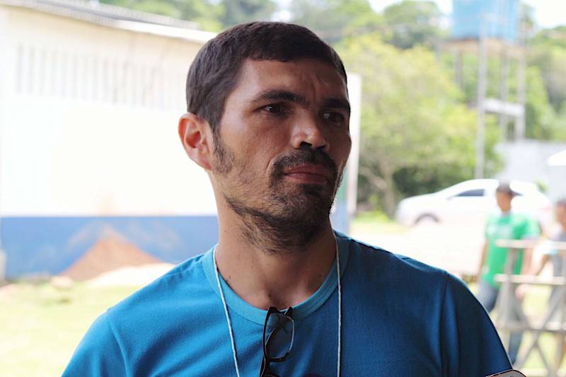 O cultivo de hortaliças e o manejo com a terra são formas de ressocialização oferecida para 20 internos custodiados na Central de Triagem Metropolitana II (CTM II), em Ananindeua, que participam de um curso de Horticultura promovido pelo Serviço Nacional de Aprendizagem Rural (Senar), em parceria com a Superintendência do Sistema Penitenciário do Estado (Susipe). O objetivo é preparar e qualificar os internos da unidade para o mercado de trabalho. Na foto, o detento Paulo Vasconcelos.
FOTO: Veloso Jr/ ASCOM SUSIPE
DATA: 13.11.2018
SANTA IZABEL - PARÁ
<div class='credito_fotos'>Foto: Veloso Junior / Ascom Susipe | <a href='/midias/2018/originais/2e9ffc24-9e16-433c-b8d8-8e9a632f9330.jpg' download><i class='fa-solid fa-download'></i> Download</a></div>