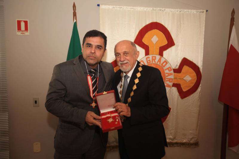 O Governo do Estado do Pará concedeu hoje 230 comendas do Mérito Grão-Pará (foto), a mais alta do Estado, a autoridades e servidores que se destacaram nos últimos oito anos de serviços prestados à população. “O ciclo que encerramos hoje não encerra nossa missão de servir ao público, porque uma vez servidores públicos, trabalhando em benefício da população, nunca mais deixamos de sê-lo, pois essa missão fica gravada em nossos corações”, disse o governador Simão Jatene aos agraciados. O governador entregou, pessoalmente, uma a uma as condecorações.  Das 230 medalhas, 14 foram no grau de Grande Oficial, 60 no grau de Comendador, 8 no grau de Oficial e 11 no grau de Cavaleiro aos servidores civis. Entre os militares, 4 receberam no grau de Comendador, 38 de Oficial e 109 no grau de Cavaleiro.

FOTO: CRISTINO MARTINS / AG. PARÁ
DATA: 31.12.2018
BELÉM - PARÁ <div class='credito_fotos'>Foto: Cristino Martins/Ag. Pará   |   <a href='/midias/2018/originais/2ea4a846-a499-45c9-987a-c7c773250e6b.jpg' download><i class='fa-solid fa-download'></i> Download</a></div>