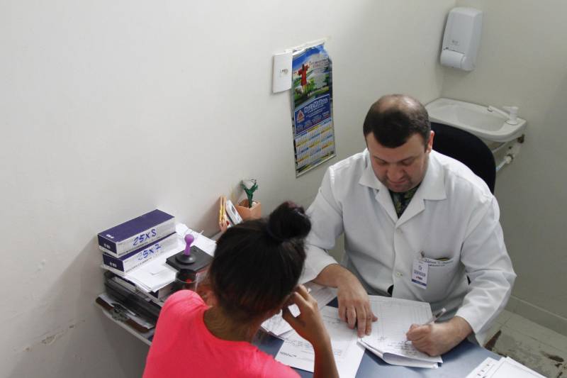 A detenta Adriane da Silva Noronha, 42 anos, descobriu o câncer no colo do útero há cinco anos. Por vergonha de fazer o exame preventivo, ela já descobriu a doença em estágio avançado. “Foram os piores anos da minha vida. Eu cheguei bem perto de morrer, simplesmente porque não ia no médico e não cuidava da minha saúde. Naquela época, eu achava que nunca ia ter nada, e morria de vergonha de ir ao médico fazer esse exame. Hoje, falo para todas as minhas colegas o quanto é importante elas darem atenção à saúde. É um exame tão rápido e que pode salvar uma vida”, relata Adriane Noronha, cujo alerta abriu a programação especial alusiva ao Dia Internacional da Mulher, destinada às internas custodiadas no Centro de Recuperação Feminino (CRF), em Ananindeua, na Região Metropolitana de Belém. O evento ocorreu na Unidade Básica de Saúde (UBS), que funciona dentro do centro de detenção, com o objetivo de orientar as presas sobre a prevenção do câncer de colo do útero. As detentas assistiram a palestras com enfermeiras, assistentes sociais e psicólogas da unidade, recebendo orientações sobre prevenção do câncer de colo do útero e a importância do exame Papanicolau, que tem o objetivo de detectar precocemente células cancerosas no colo do útero. O exame deve ser realizado em todas as mulheres de 21 a 65 anos, pelo menos uma vez ao ano.
FOTO: AKIRA ONUMA
DATA: 08.03.2018
BELÉM - PARÁ <div class='credito_fotos'>Foto: Akira Onuma / Ascom Susipe | <a href='/midias/2018/originais/2ea81e36-d412-44ef-8d1d-aae590fd83ba.jpg' download><i class='fa-solid fa-download'></i> Download</a></div>