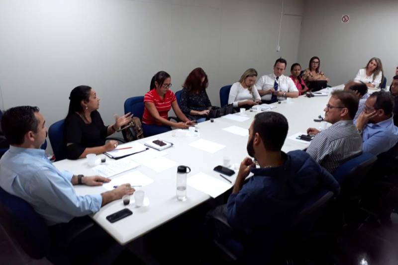 Representantes de Organizações em Saúde, a classe médica, Conselho Municipal de Saúde e o Hospital Regional do Baixo Amazonas reuniram-se, na sexta-feira (13), no Centro de Governo do Baixo Amazonas, com a presença do secretário regional Olavo das Neves e da coordenadora responsável pela pasta de Saúde, Osmarina Pires, para discutirem pontos em relação ao atual modelo de regulação e marcação de consultas e exames.
FOTO: SAMUEL ALVARENGA / SECOM
DATA: 13.04.2018
SANTARÉM - PARÁ <div class='credito_fotos'>Foto: Samuel Alvarenga / Secom | <a href='/midias/2018/originais/2eaa91b3-75f7-4550-a1e1-7566e4f7735f.jpg' download><i class='fa-solid fa-download'></i> Download</a></div>