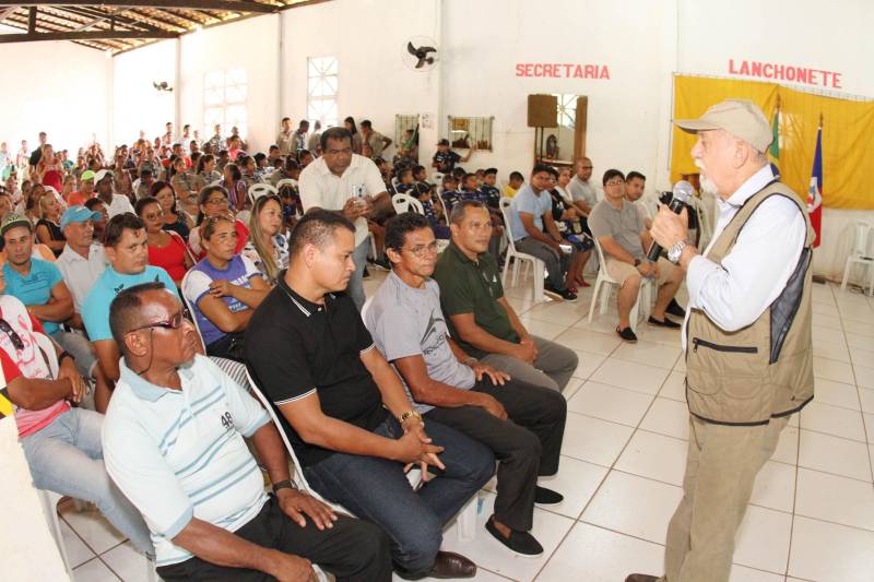 Cento e dezoito famílias da comunidade quilombola do Caeté, no município de Abaetetuba, no nordeste do Estado, foram beneficiadas com um título coletivo de terra. Com o documento, o Governo do Estado, por meio do Instituto de Terras do Pará (Iterpa), reconhece o direito de uma população que há décadas ocupa e trabalha na área. A cerimônia de entrega ocorreu na manhã deste sábado (24), no Centro Comunitário, e contou com a participação do governador Simão Jatene. A área titulada corresponde a cerca de 1.400 hectares. Agora, devidamente respaldadas, as famílias poderão ter acesso a empréstimos, políticas públicas, entre outros benefícios que possibilitam o desenvolvimento da sua produção e a continuidade de suas tradições. “Com o documento de terra a comunidade passa a ter segurança jurídica e acesso a créditos, financiamentos e outros benefícios que antes não lhes era permitido. Além disso, agora eles poderão produzir com mais segurança, mantendo a terra entre as futuras gerações”, afirmou o governador Simão Jatene.
FOTO: CRISTINO MARTINS / AG. PARÁ
DATA: 24.03.2018
ABAETETUBA - PARÁ
<div class='credito_fotos'>Foto: Cristino Martins/Ag. Pará | <a href='/midias/2018/originais/2eacf4d4-2de1-40a5-89f8-b634a5903eb2.jpg' download><i class='fa-solid fa-download'></i> Download</a></div>