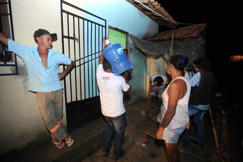 Moradores das comunidades de Bom Futuro, Vila Nova e Bujaruba, em Barcarena, já receberam os primeiros garrafões de água potável. A entrega foi feita pela Defesa Civil do Estado, em parceria com a prefeitura da cidade no fim da tarde desta sexta-feira, 23. A distribuição de água potável aos moradores é uma das medidas emergenciais determinadas pelo Grupo de Trabalho do Governo do Estado à mineradora Hydro Alunorte. Composto por vários órgãos do Estado para atuação conjunta e integrada, o grupo tem como foco principal a saúde das pessoas das comunidades próximas do local e do meio ambiente, realizando ações imediatas e monitoramento permanente, além de solicitar a tomada de medidas preventivas, por conta do alto volume de chuvas nesse período.
FOTO: MÁCIO FERREIRA/AG. PARÁ
DATA: 23.02.2018
BARCARENA - PARÁ <div class='credito_fotos'>Foto: MÁCIO FERREIRA/ AG. PARÁ | <a href='/midias/2018/originais/2ead19a1-a1a2-4a80-bdbb-61b81928b7d5.jpg' download><i class='fa-solid fa-download'></i> Download</a></div>