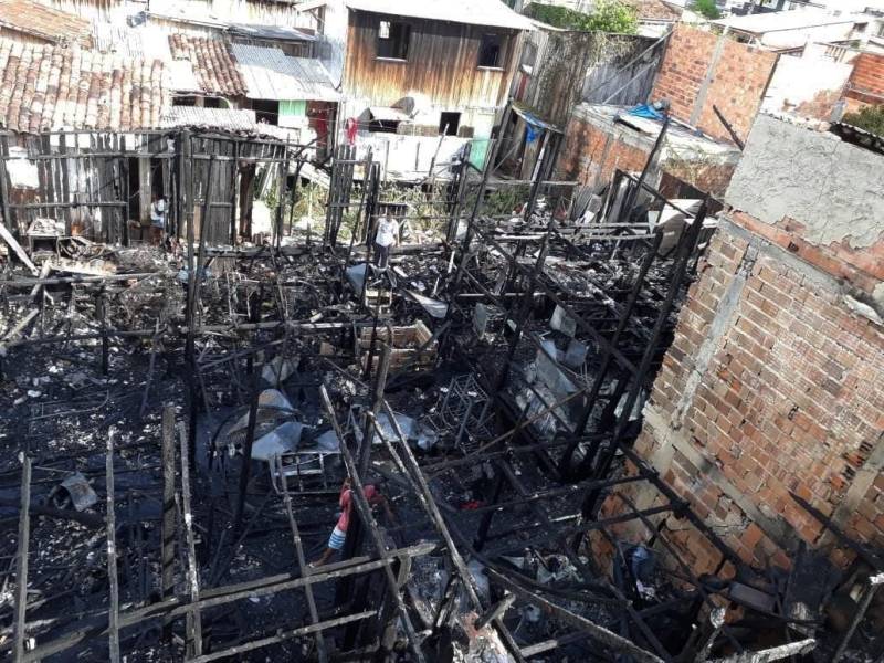 A partir desta segunda-feira, 5, as famílias vítimas do incêndio (foto) ocorrido na sexta-feira, 2, que estiverem dentro dos critérios do Programa Cheque Moradia, serão atendidas pela Companhia de Habitação do Pará (Cohab), órgão responsável pela emissão do benefício habitacional. O incêndio destruiu uma vila de casas de madeira na Travessa Timbó, entre as Avenidas Duque de Caxias e Visconde de Inhaúma, no bairro da Pedreira, em Belém, e afetou 12 famílias, totalizando 26 pessoas. A equipe técnica do Programa Cheque Moradia esteve no local, assim como a Defesa Civil, acompanhando, orientando e auxiliando as vítimas do incêndio. As famílias que eram proprietárias dos imóveis e que os usavam como moradia e não como sub-locação terão direito ao Cheque Moradia.
FOTO: ASCOM / COHAB
DATA: 02.11.2018
BELÉM - PARÁ <div class='credito_fotos'>Foto: ASCOM COHAB | <a href='/midias/2018/originais/2ed9cc37-ea82-416d-a31d-609159139333.jpg' download><i class='fa-solid fa-download'></i> Download</a></div>