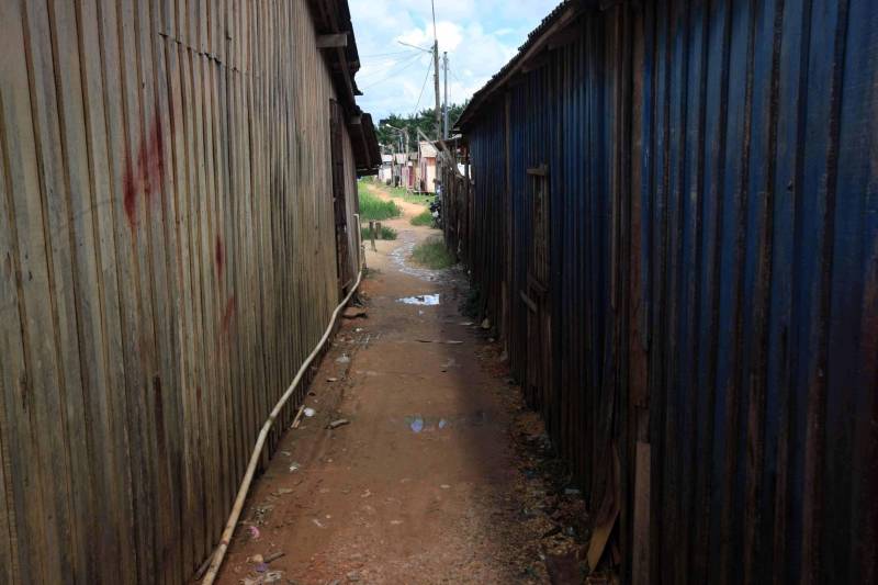 O governador Simão Jatene está no município de Bragança, nordeste do Estado, neste sábado (19), para visitar algumas das localidades atingidas pelas enchentes provocadas pelas chuvas do início da semana. A Defesa Civil Estadual está articulando as secretarias de Estado para atender às pessoas afetadas pelos alagamentos. Até o momento são três famílias desabrigadas e mais de três mil pessoas afetadas, principalmente na comunidade de Maranhãozinho. A prefeitura decretou estado de alerta. Uma sala de situação foi montada no município para o gerenciamento das ações que atendem às famílias. Na foto, ruas do bairro Aldeia.
FOTO: RODOLFO OLIVEIRA / AG. PARÁ
DATA: 19.05.2018
BRAGANÇA - PARÁ <div class='credito_fotos'>Foto: Rodolfo Oliveira/Ag. Pará | <a href='/midias/2018/originais/2eef3a45-e389-459f-b855-54ac4bbc31ee.jpg' download><i class='fa-solid fa-download'></i> Download</a></div>