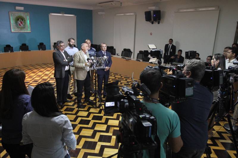 O Governo do Estado anunciou nesta sexta-feira (23), durante coletiva, as medidas que serão adotadas no caso do vazamento registrado no último sábado (17) da bacia de rejeitos de bauxita da Hydro Alunorte, confirmado pelo Instituto Evandro Chagas. Segundo o governador Simão Jatene, a mineradora será notificada para garantir água potável às comunidades ao longo de um ano e, ainda, para criar um fundo financeiro específico para este evento e eventuais incidentes futuros.
FOTO: CRISTINO MARTINS / AG. PARÁ
DATA: 23.02.2018
BELÉM - PARÁ <div class='credito_fotos'>Foto: Cristino Martins/Ag. Pará | <a href='/midias/2018/originais/2efb4109-f361-42d9-b60e-161caed3264e.jpg' download><i class='fa-solid fa-download'></i> Download</a></div>