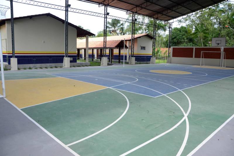 A Secretaria de Estado de Educação (Seduc) inaugura, nesta segunda-feira (26), as obras de reforma e ampliação da Escola de Ensino Médio Ruth Guimarães (foto), em Benevides. E na terça-feira (27) serão inauguradas as obras da Escola Álvares de Azevedo, em Belém. Ambas fazem parte de um pacote de 66 obras em execução, previstas pelo Programa de Melhoria da Qualidade e Expansão da Cobertura da Educação Básica do Estado do Pará. Com um investimento de 351 milhões de dólares (57,3% financiados pelo Banco Interamericano de Desenvolvimento - BID, e 42,7% da contrapartida do Estado), o programa materializa o Pacto pela Educação – ação política que compromete instituições públicas e privadas na melhoria dos indicadores educacionais do Estado.
FOTO: ASCOM / SEDUC
DATA: 23.03.2018
BENEVIDES - PARÁ <div class='credito_fotos'>Foto: ASCOM SEDUC | <a href='/midias/2018/originais/2f0d0b49-89cb-4f53-b15d-2913fdb460fc.jpg' download><i class='fa-solid fa-download'></i> Download</a></div>